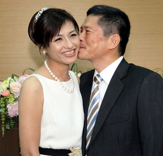邱議瑩（左）與李永德（右）公證結婚