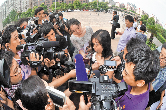 7月15日，唐慧在法庭外接受媒體採訪