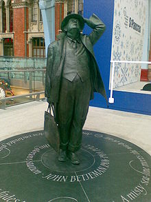 紀念約翰·貝傑曼保衛車站的行動建立的雕像