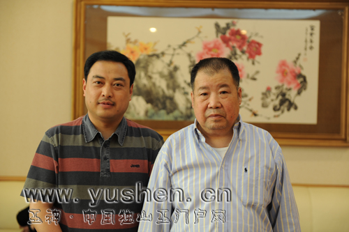 劉曉強（左一）與著名作家二月河合影