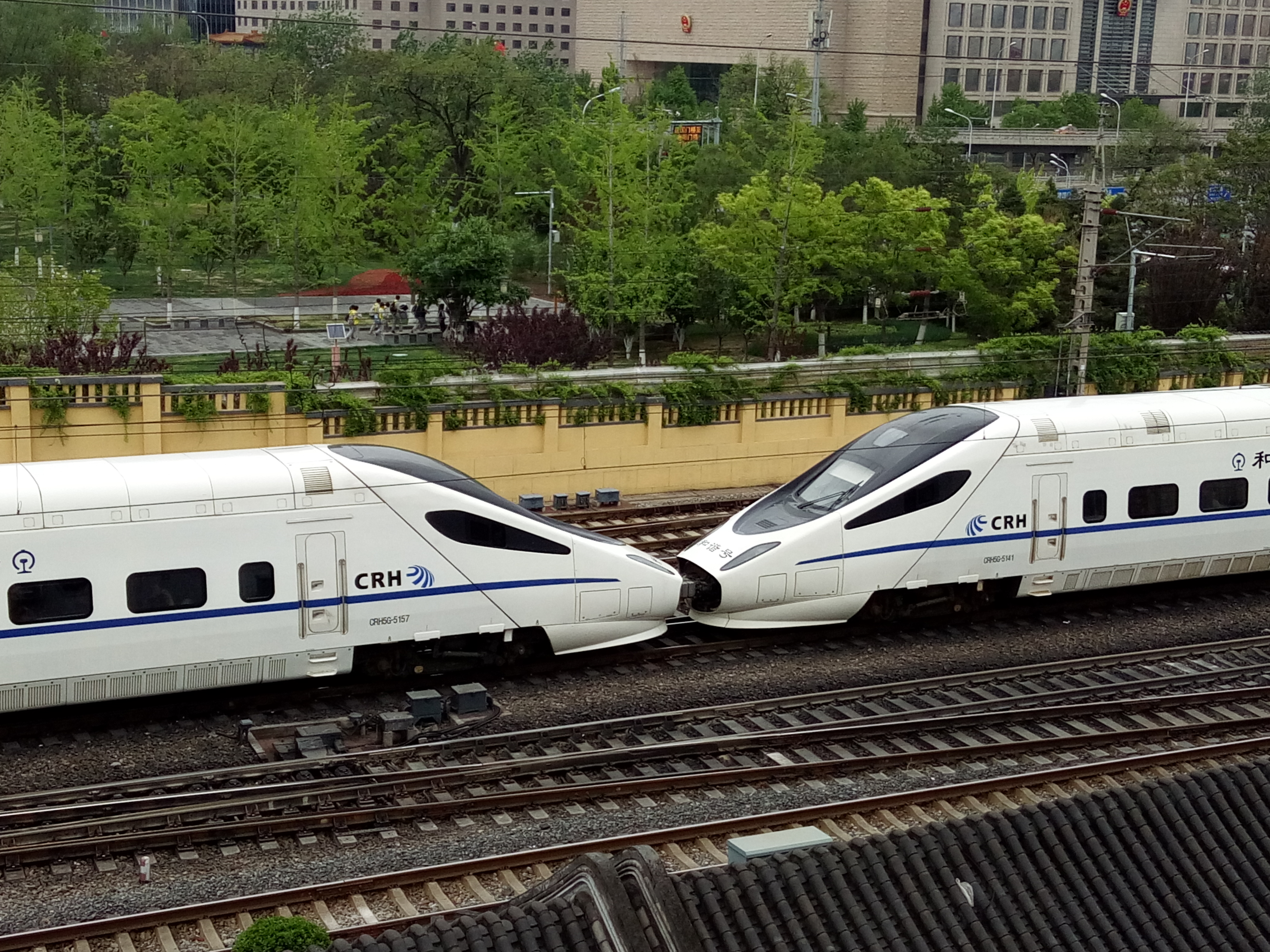 D1次列車由CRH5G型動車組重聯擔當