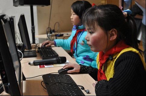 孩子們在學校上電腦課