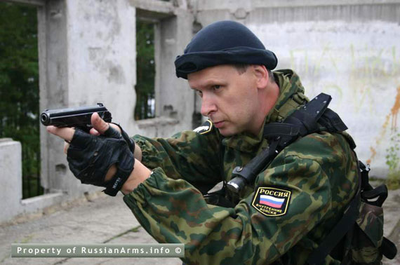 俄羅斯士兵正在使用馬卡洛夫手槍