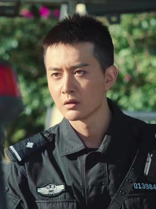 劉威(電影《叢林追擊》中的刑警角色) 劉威(電影《叢林追擊》中的刑警角色)