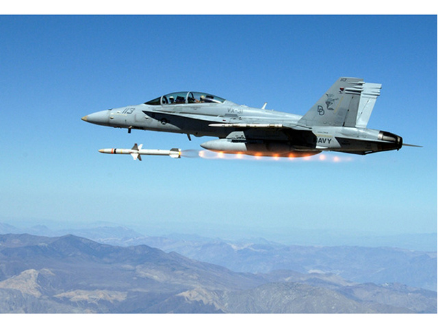 美國F/A-18戰鬥機發射AGM-88E反輻射飛彈