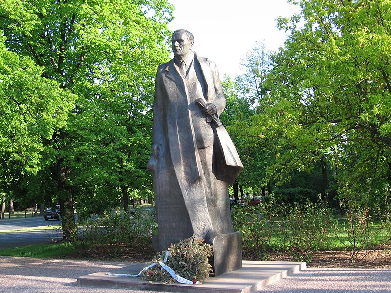 羅曼·德莫夫斯基雕像，位於華沙