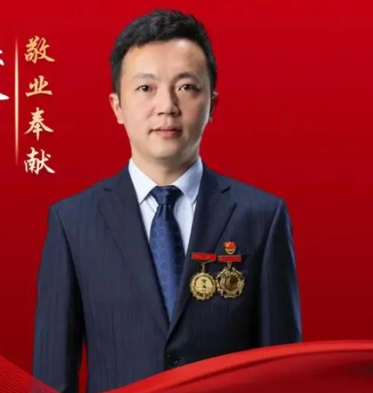 何濤(國網重慶市電力公司永川供電分公司智慧型巡檢班無人機首席工程師) 何濤(國網重慶市電力公司永川供電分公司智慧型巡檢班無人機首席工程師)