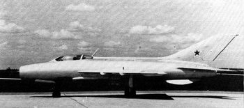 這架 E-5 裝 AM-11於1956年9月1日首飛