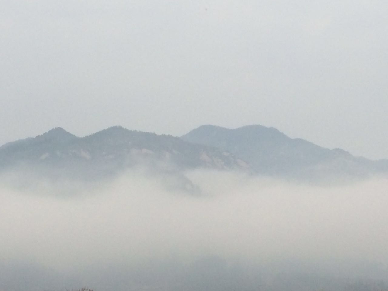 雲霧中的山川