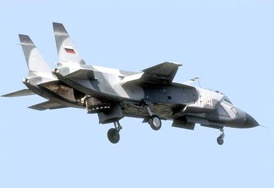 雅克-141飛機，尾部垂直起降發動機明顯。