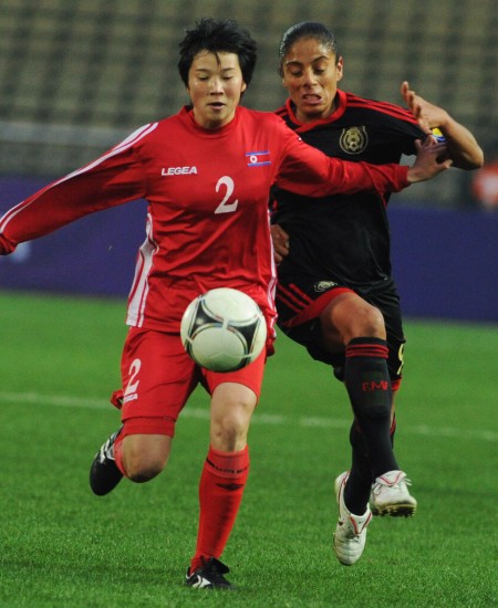 朝鮮女足運動員 金南熙（左）