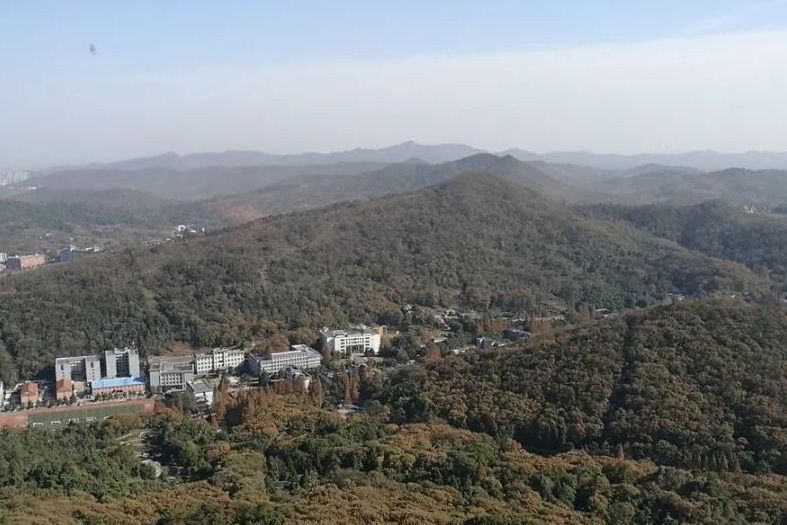 大旗山(湖北省襄陽市襄城區隆中景區山峰) 大旗山(湖北省襄陽市襄城區隆中景區山峰)