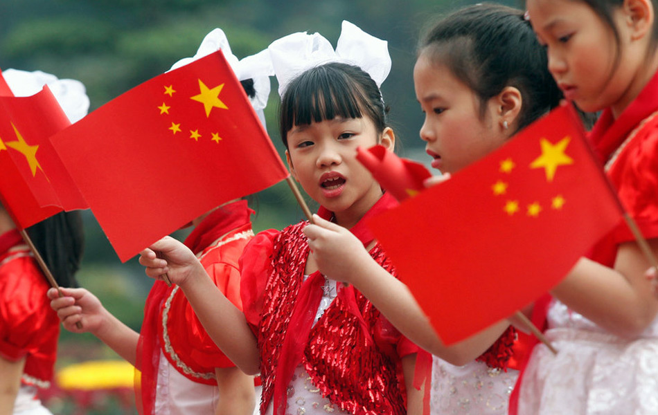 越南兒童舉有六顆五角星的中國“國旗”。