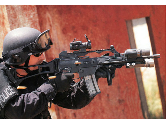 持G36K步槍的安大略SWAT特警