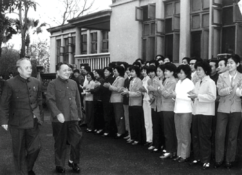 1982年，任仲夷陪同小平同志在廣州考察
