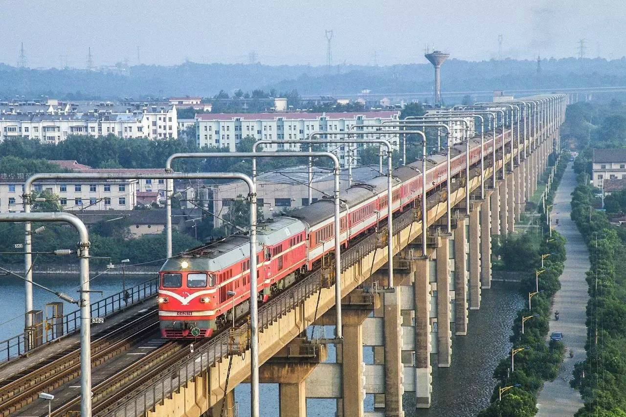 京九鐵路旅客列車在九江長江大橋行駛