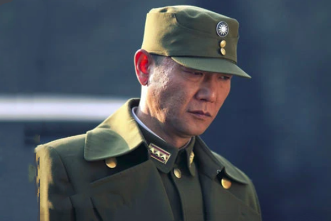 丁成義(抗戰劇《出關》中的國民黨軍官角色,由馮國強飾演。) 丁成義(抗戰劇《出關》中的國民黨軍官角色,由馮國強飾演。)