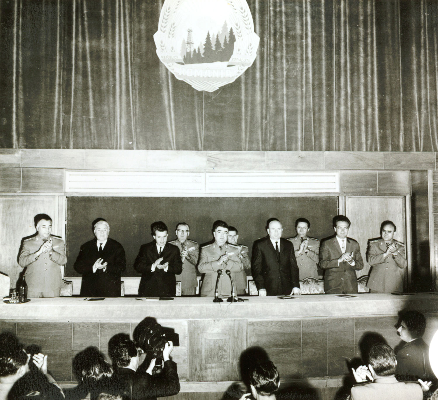 帕蒂利內茨（右二）在1967年全軍代表大會上