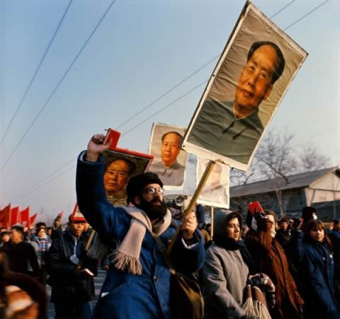 文化大革命時期的民眾高舉毛澤東畫像