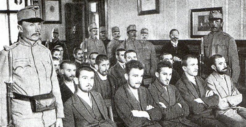 被捕後的普林西普（前排左一）