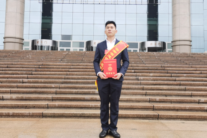 周宏偉(雲南天然橡膠產業集團西盟有限公司班帥三隊技術員、南錫河團支部書記) 周宏偉(雲南天然橡膠產業集團西盟有限公司班帥三隊技術員、南錫河團支部書記)