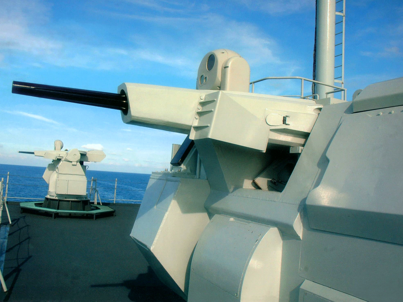 三門峽號艦上兩座H/PJ-17型30毫米機關炮