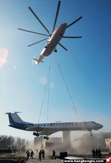MI-26直升機吊起Tu-134支線運輸機的瞬間