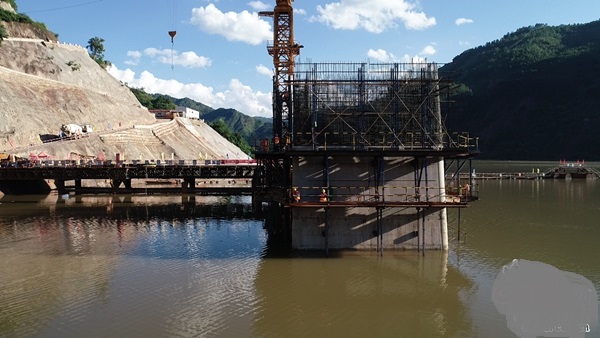 2018年10月施工中的阿墨江雙線特大橋一角