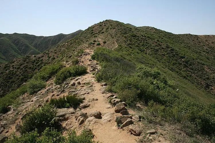 雙山(山西省天鎮縣陰山山脈南支) 雙山(山西省天鎮縣陰山山脈南支)