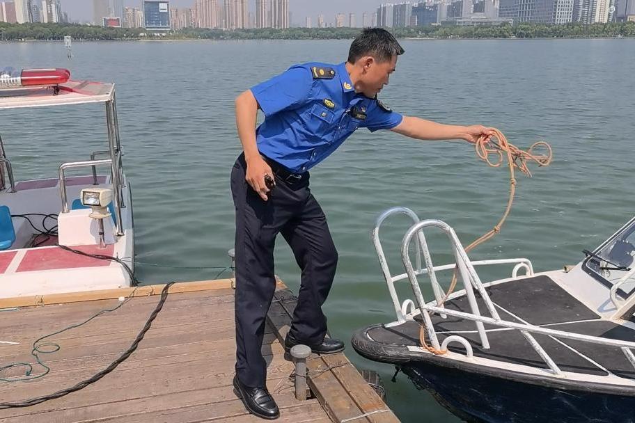 張海波(合肥市蜀山區城市管理局天鵝湖行政執法大隊天鵝湖中隊中隊長) 張海波(合肥市蜀山區城市管理局天鵝湖行政執法大隊天鵝湖中隊中隊長)