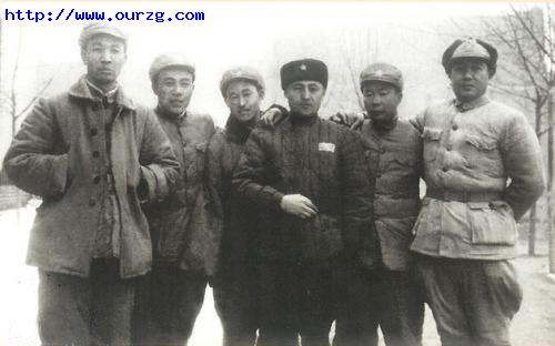 王恩茂(左1)與買買提伊敏·伊敏諾夫在喀什