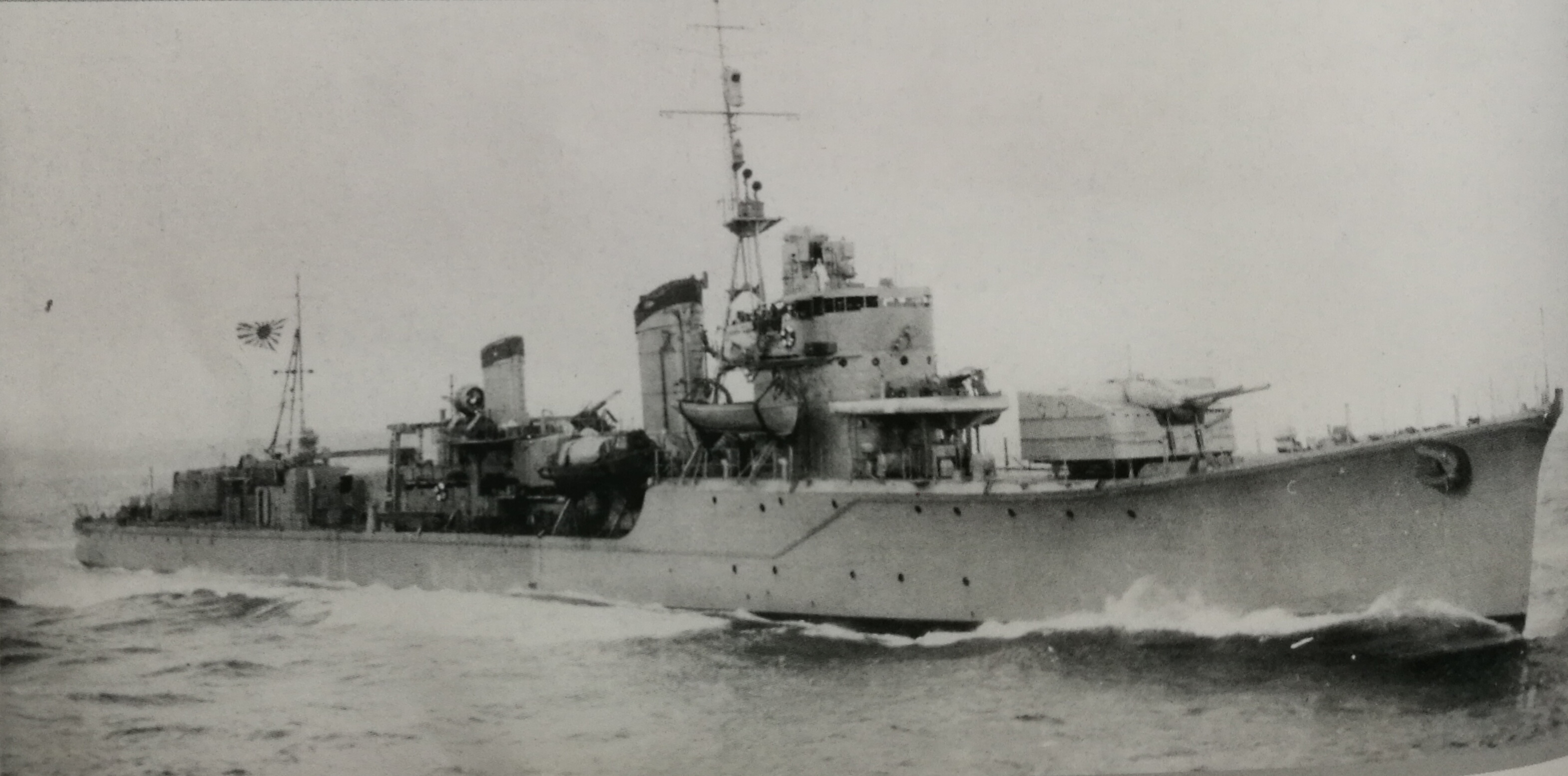 1943年11月完成修理工作離開浦賀船渠的春雨