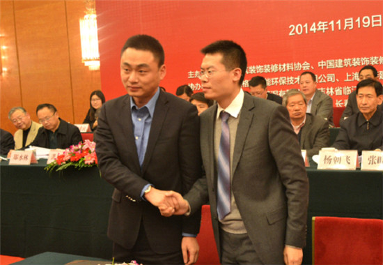 中國硅藻泥行業協會秘書長朱厚舉（左）