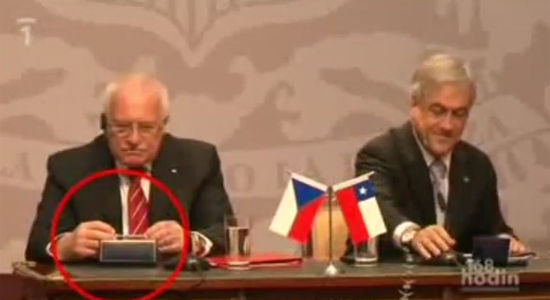 視頻截圖：捷克總統在新聞發布會上偷筆被拍