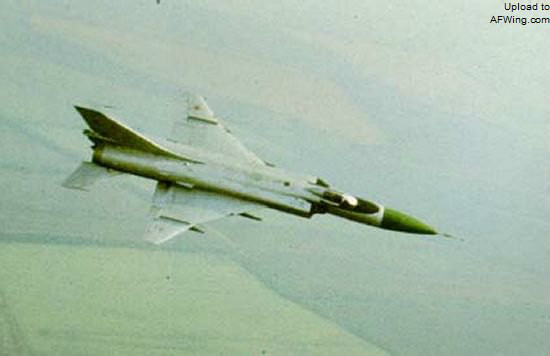 後期蘇-15 的機翼前緣外段後掠角減小