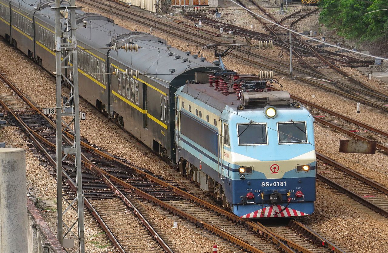 韶山8型0181號機車牽引Z809次列車通過筍崗站