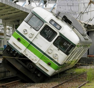 火車被地震掀倒