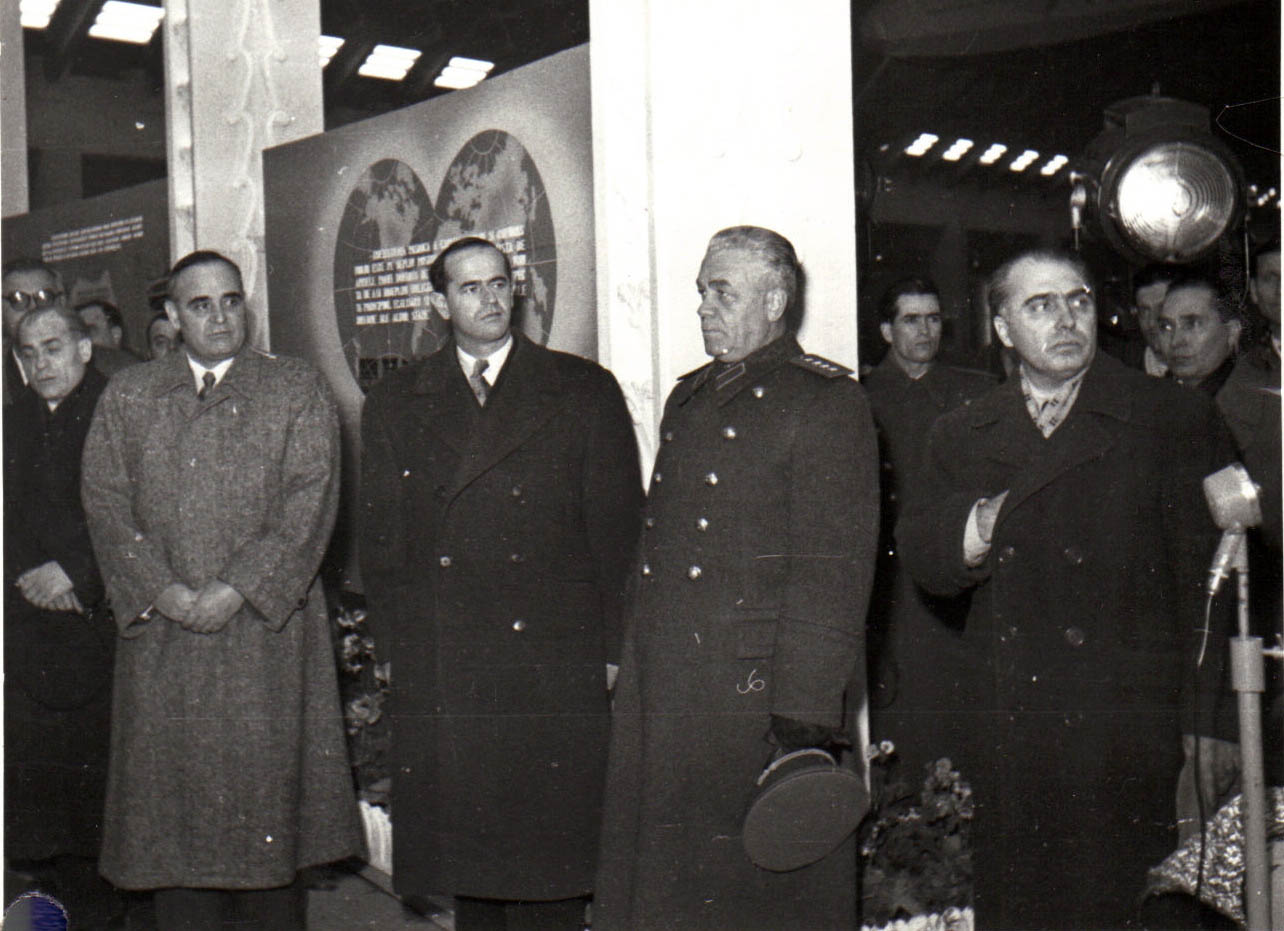 博里勒（右一）參加五年計畫展覽開幕式