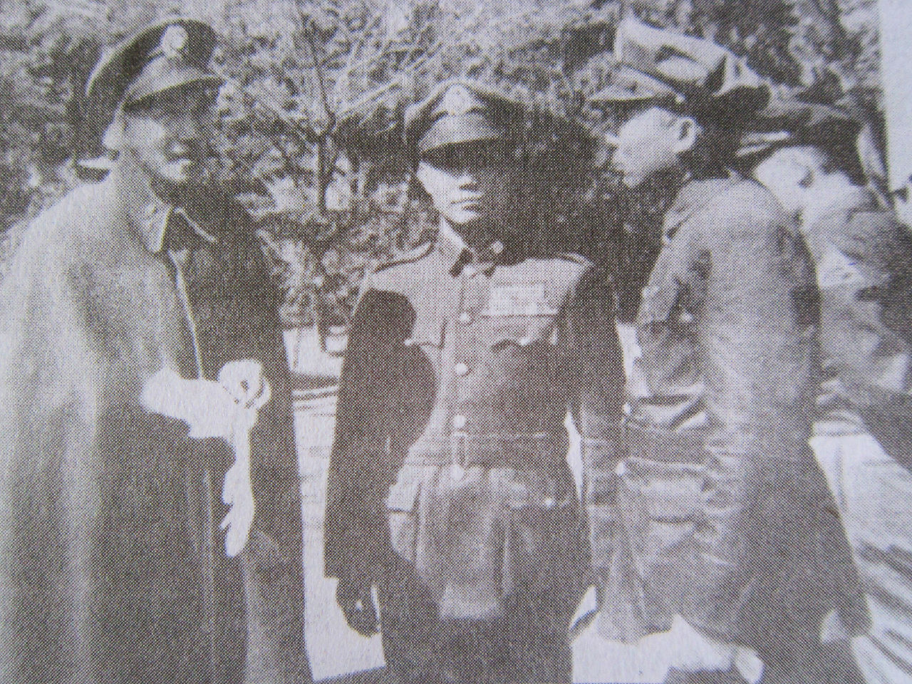蔣介石（左）和王耀武（右）