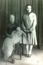 余曼貞（左一）
