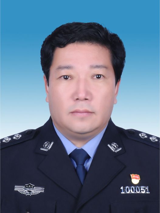 烏雲巴根(鄂托克旗人民政府副旗長、旗公安局局長) 烏雲巴根(鄂托克旗人民政府副旗長、旗公安局局長)
