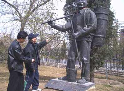 北京龍潭公園時傳祥雕像