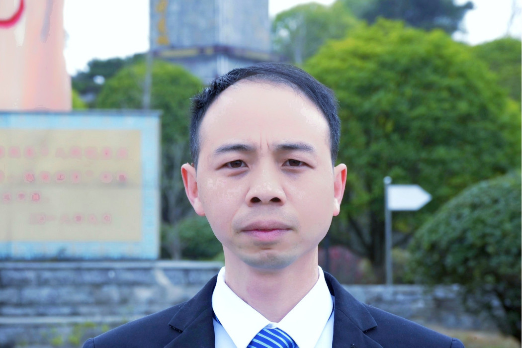 羅超(湘西州政協委員、花垣邊城愛心志願者協會會長) 羅超(湘西州政協委員、花垣邊城愛心志願者協會會長)