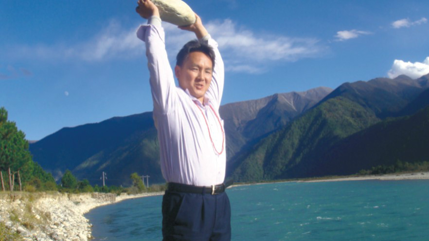 2009年10月，在西藏林芝雅魯藏布江邊。
