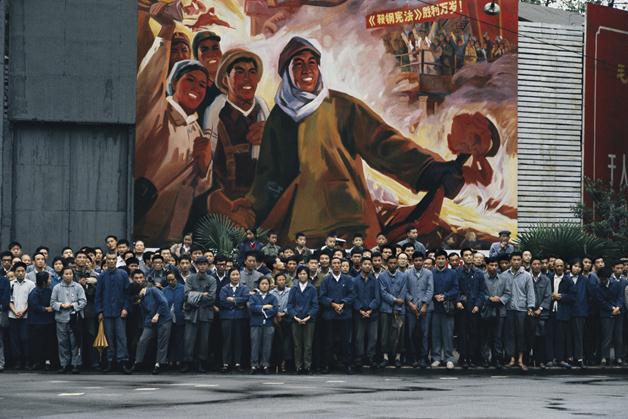 工人們歡迎法國總統蓬皮杜的車隊