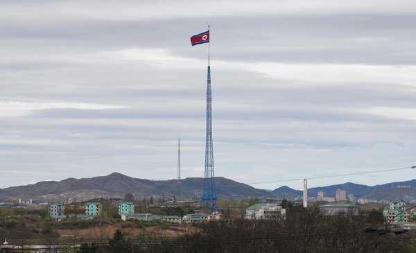 和平村，160米的旗桿上懸掛著朝鮮國旗