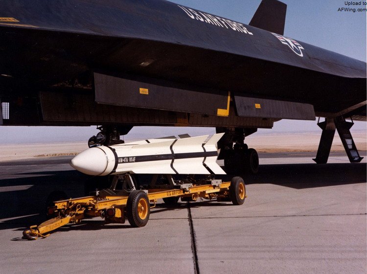YF-12 裝卸飛彈