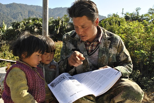 村民教孩子讀書識字