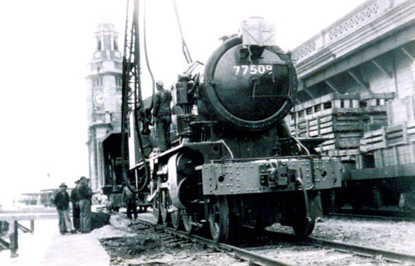 1947年於尖沙咀站剛卸下的蒸汽機車