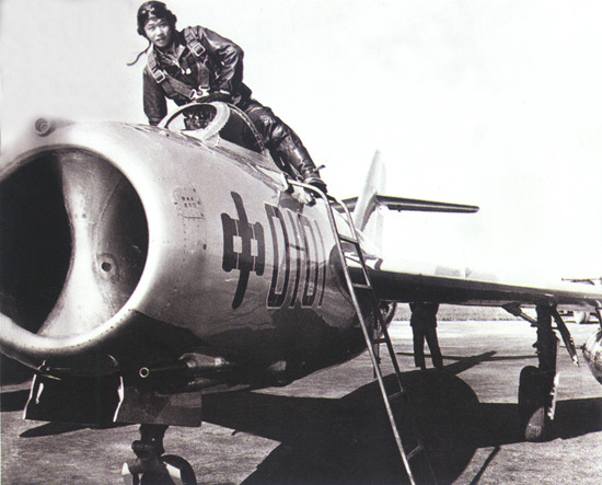 試飛員吳克明跨進殲-5飛機座艙，準備試飛